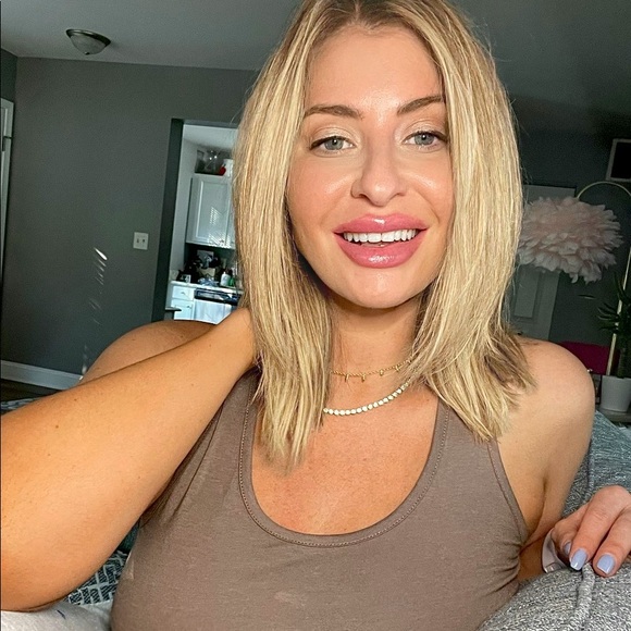 Meet your Posher, Kendall - Picture 1 of 1